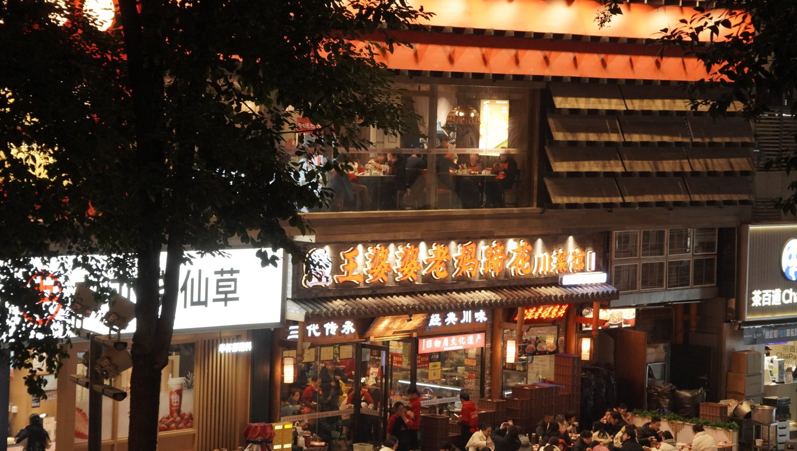 A lively local Sichuan restaurant in China — Photo by Tan Tai Nguyen
